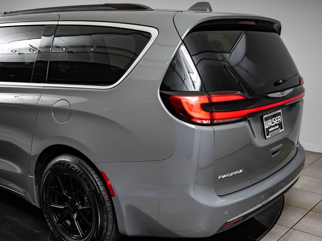 Used 2022 Ceramic Gray Clearcoat Chrysler Touring L image 18