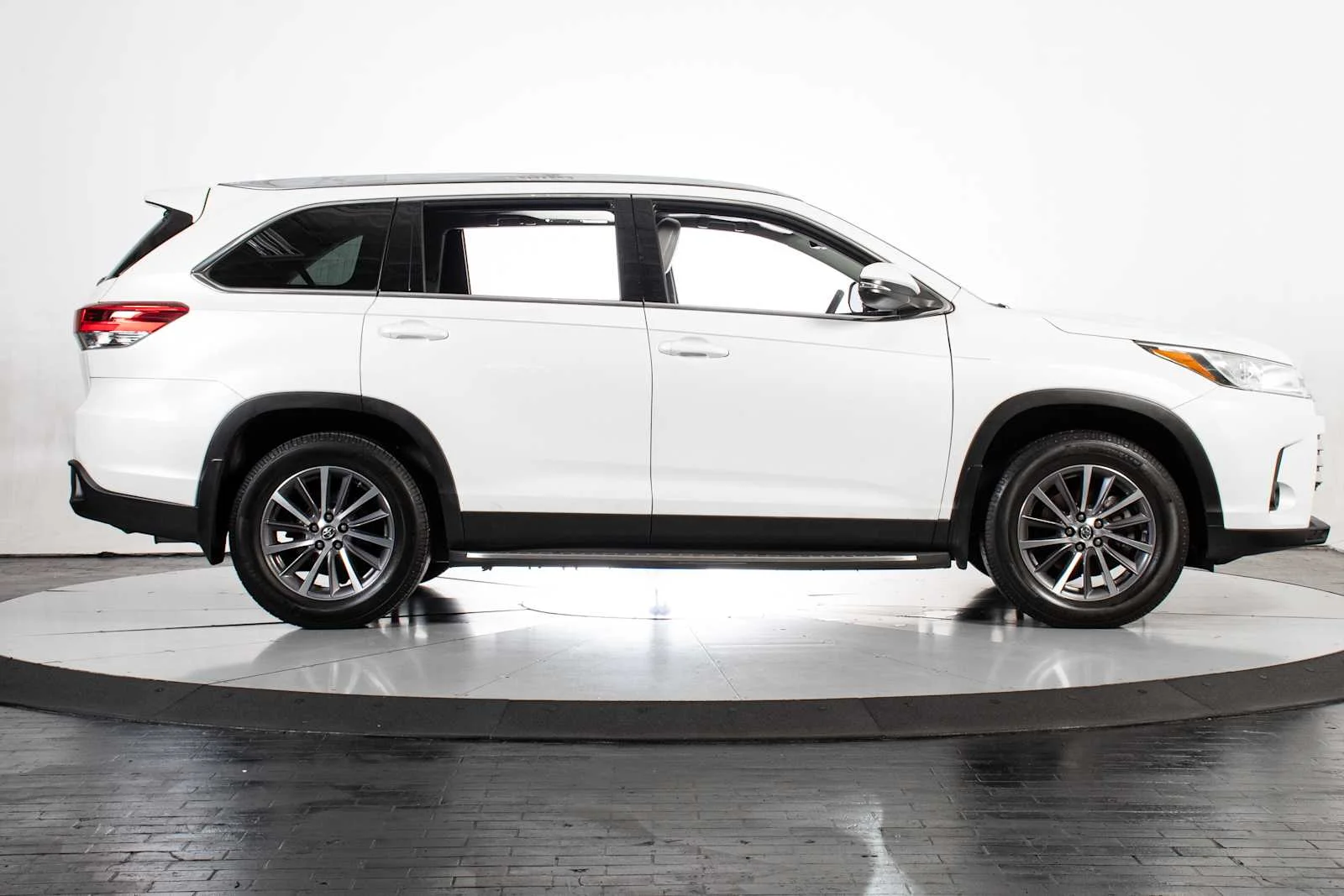 Used 2019 Blizzard Pearl Toyota XLE image 7