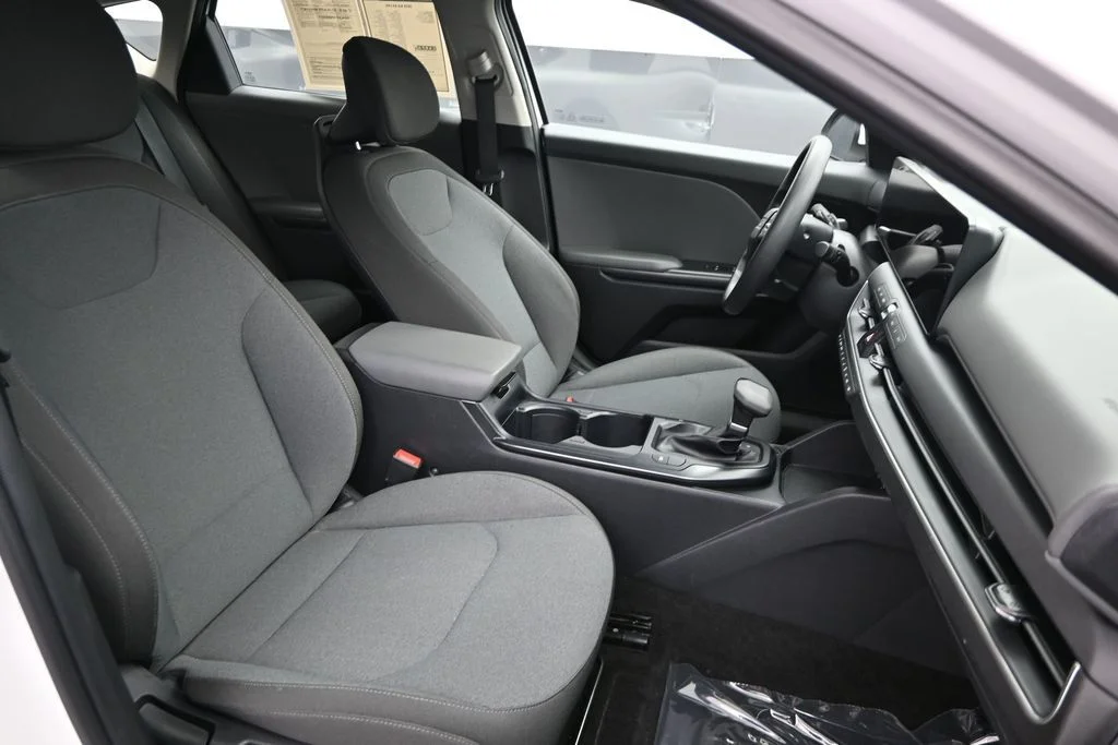 Used 2025 White Kia LXS image 14