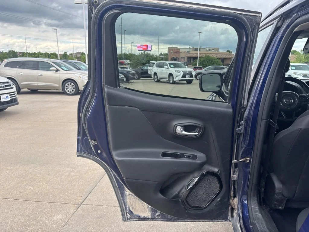 Used 2018 Blue Jeep Latitude image 33