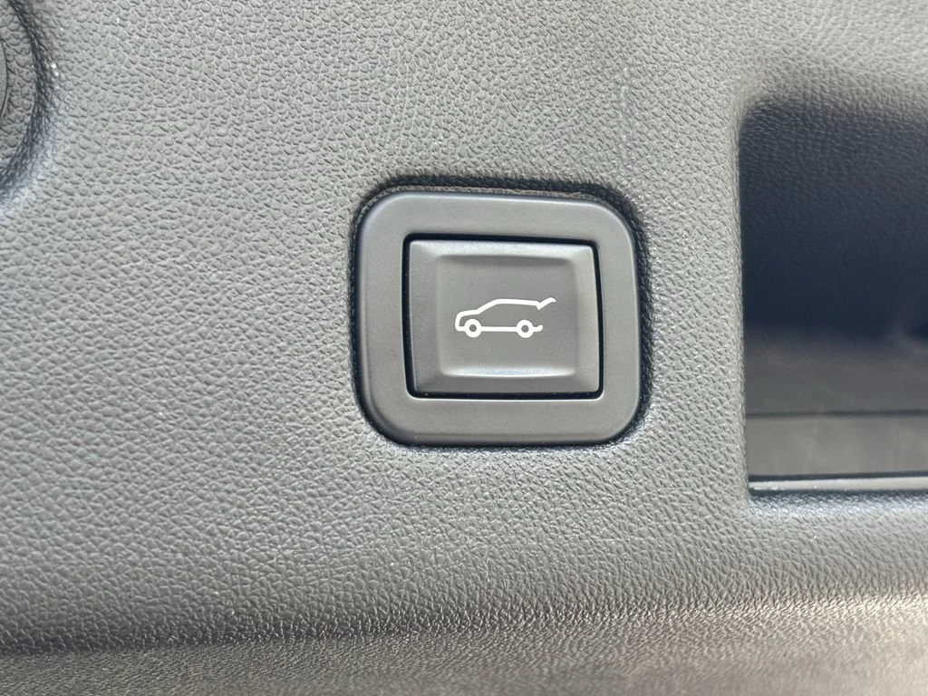 Used 2018 CAJUN RED TINTCOAT Chevrolet Premier image 20
