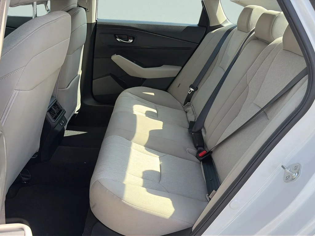 Certified Used 2025 Platinum White Pearl Honda SE image 9