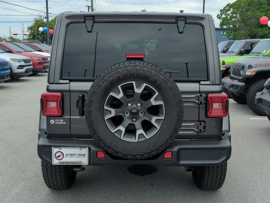 New 2026 Granite Crystal Metallic Clear-Coat Exterior Paint Jeep Sahara image 6