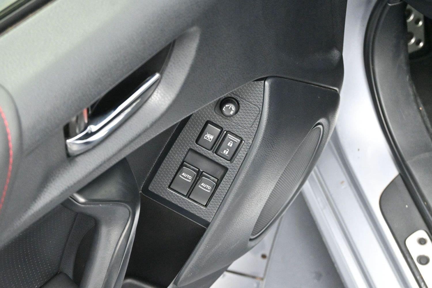 Used 2018  Subaru Premium image 10