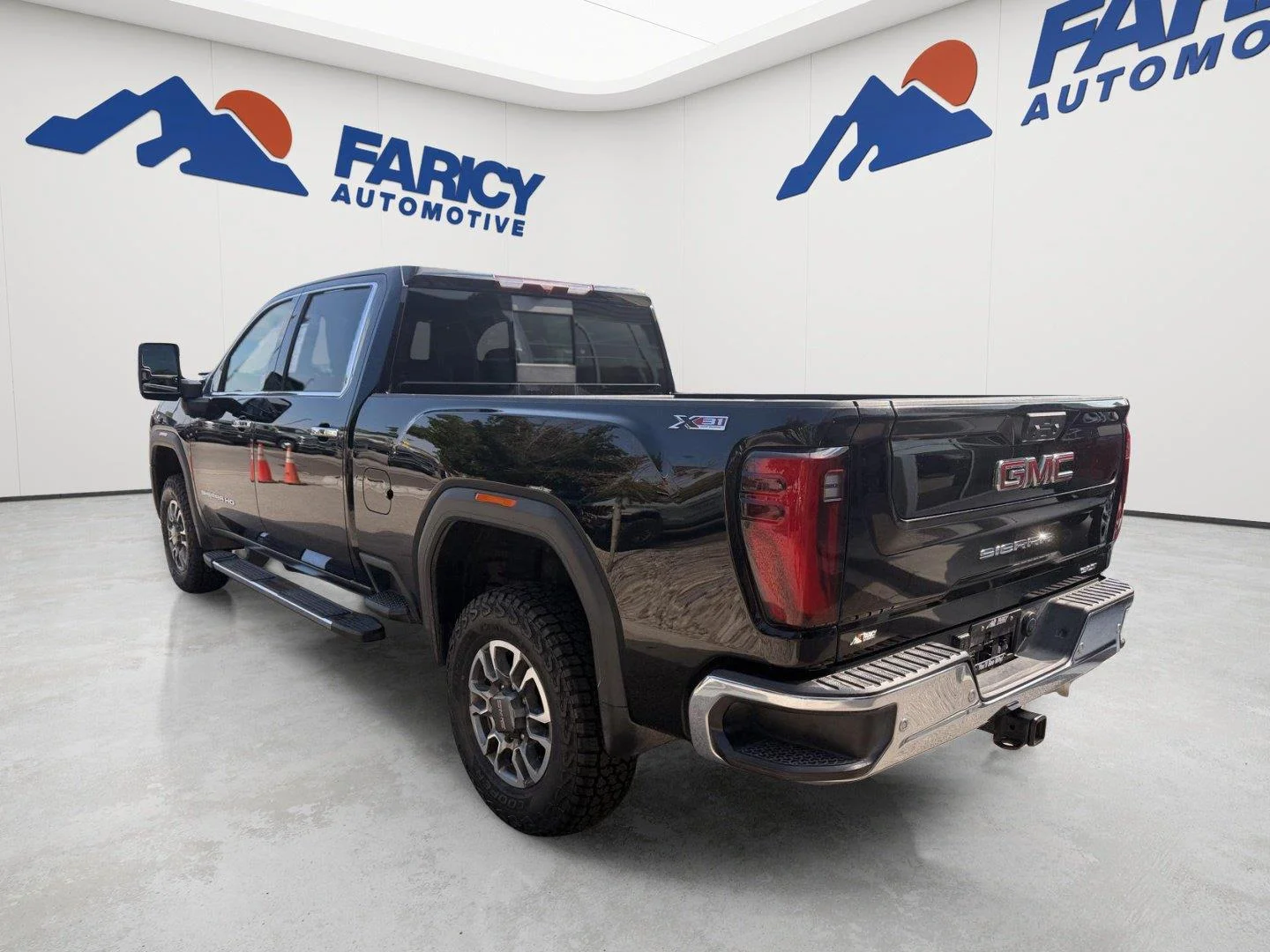 Used 2025 Onyx Black GMC SLT image 4