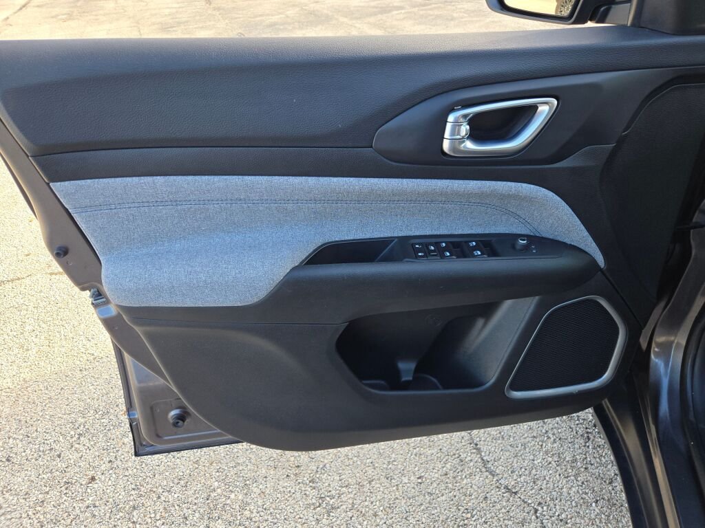 Used 2024  Jeep Latitude image 18