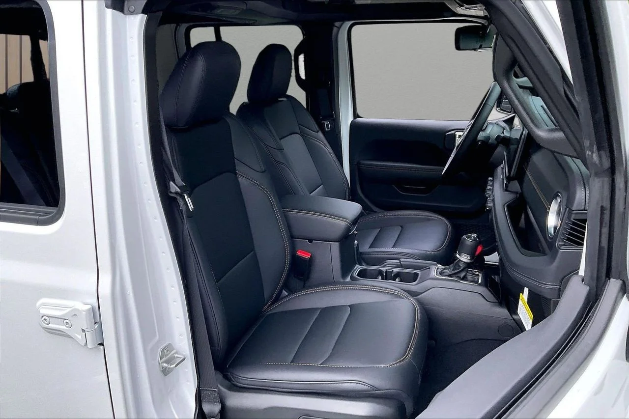 New 2026 Bright White Clear-Coat Exterior Paint Jeep Sahara image 18