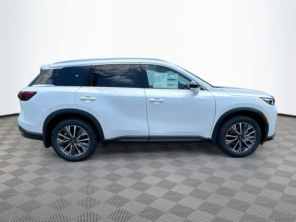 New 2027 RADIANT WHITE INFINITI Luxe FWD image 4