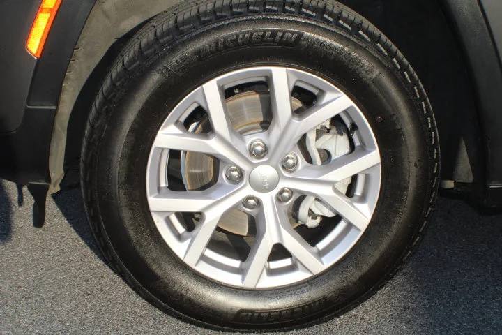 Used 2022 Gray Jeep Limited 4x2 image 5