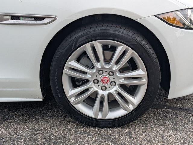 Used 2018 White Jaguar 25t R-Sport image 9