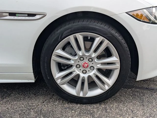 Used 2018 White Jaguar 25t R-Sport image 9