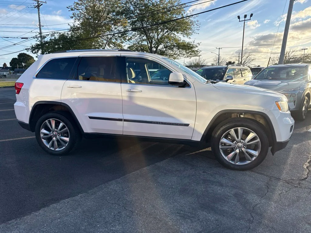 Used 2013 White Jeep Laredo image 4