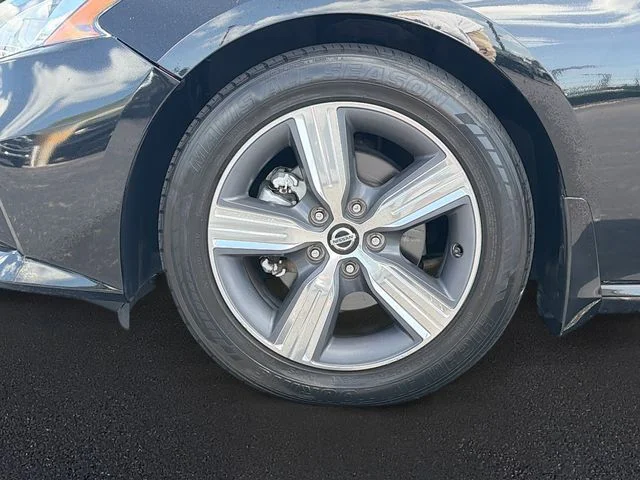 Used 2021 Black Nissan 2.5 SL image 31