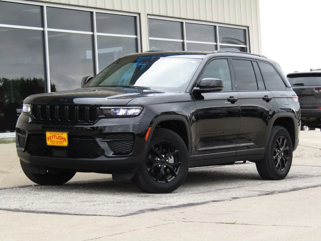 Used 2025 Diamond Black Jeep Altitude image 12
