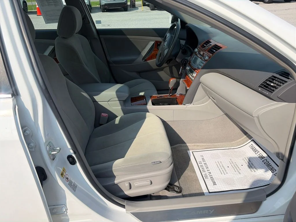 Used 2009 White Toyota XLE image 39