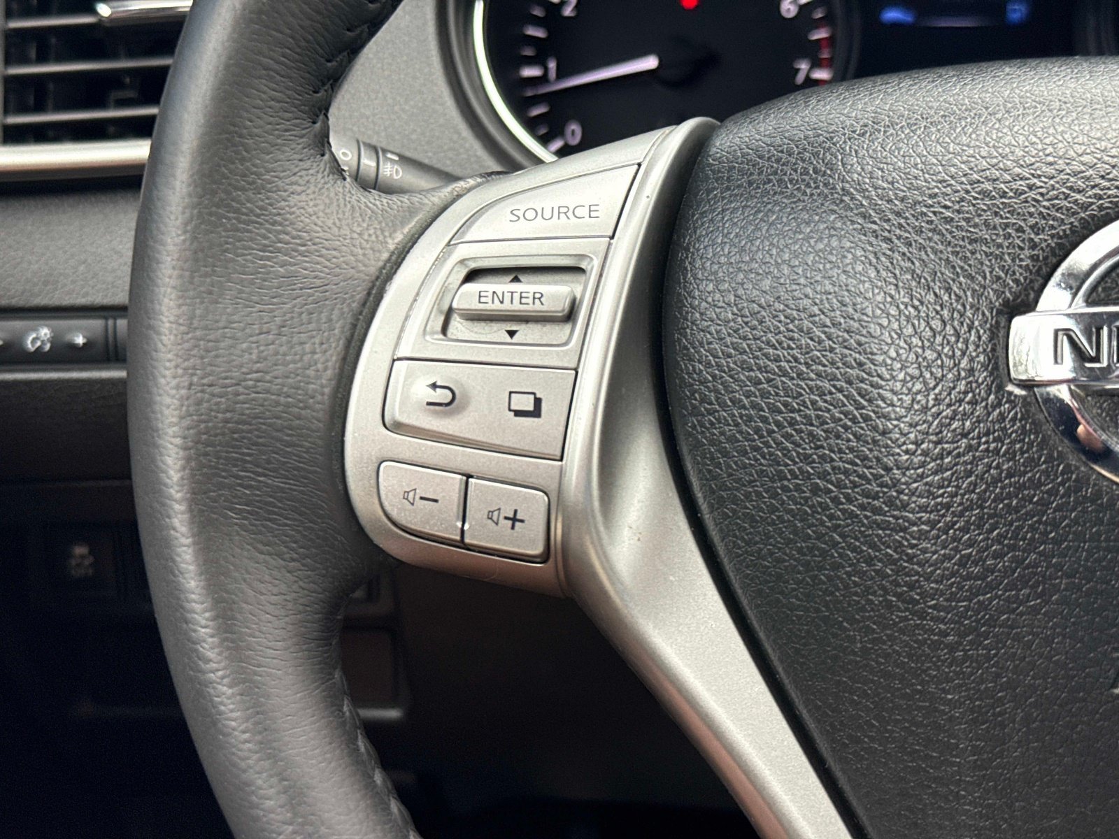 Used 2014 Graphite Blue Nissan SL image 28