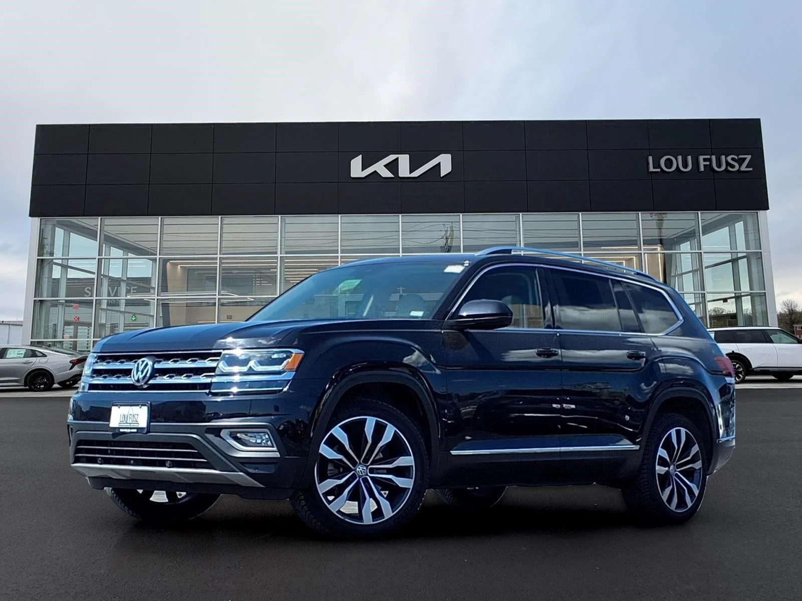 Used 2019 Deep Black Pearl Volkswagen 3.6L V6 SEL Premium image 1