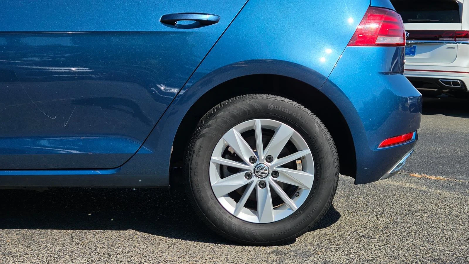 Used 2019 Silk Blue Metallic Volkswagen S image 17