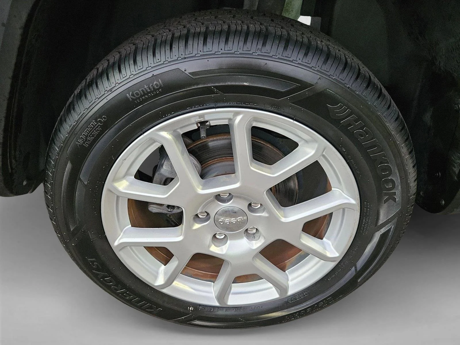 Used 2019 Alpine White Clearcoat Jeep Latitude image 22