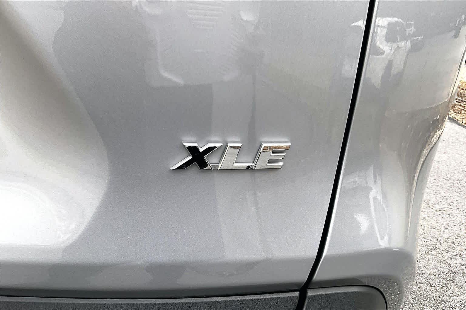 Used 2025 Silver Sky Metallic Toyota XLE image 10
