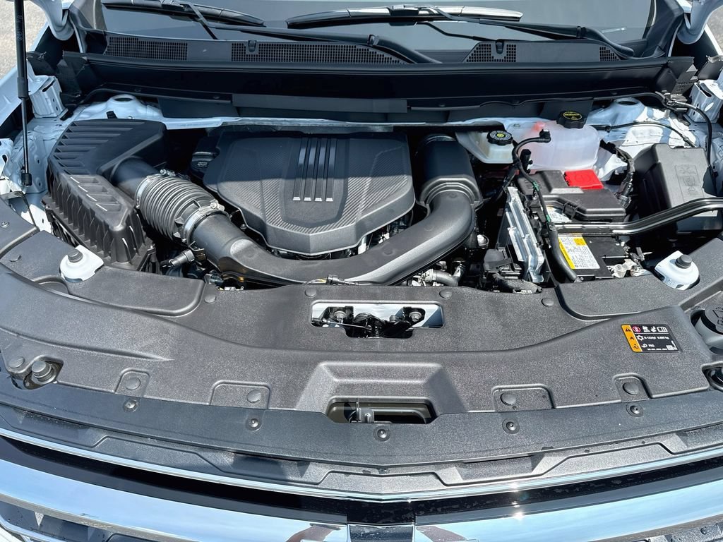 New 2027 Polar White Tricoat Chevrolet LT image 34