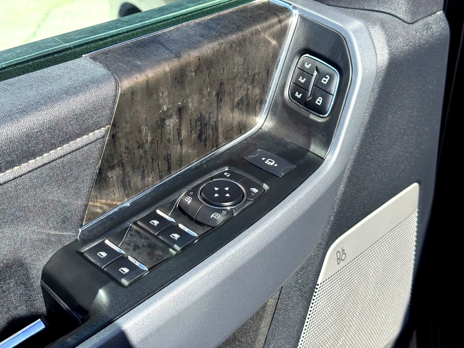 Used 2024  Ford Lariat image 16