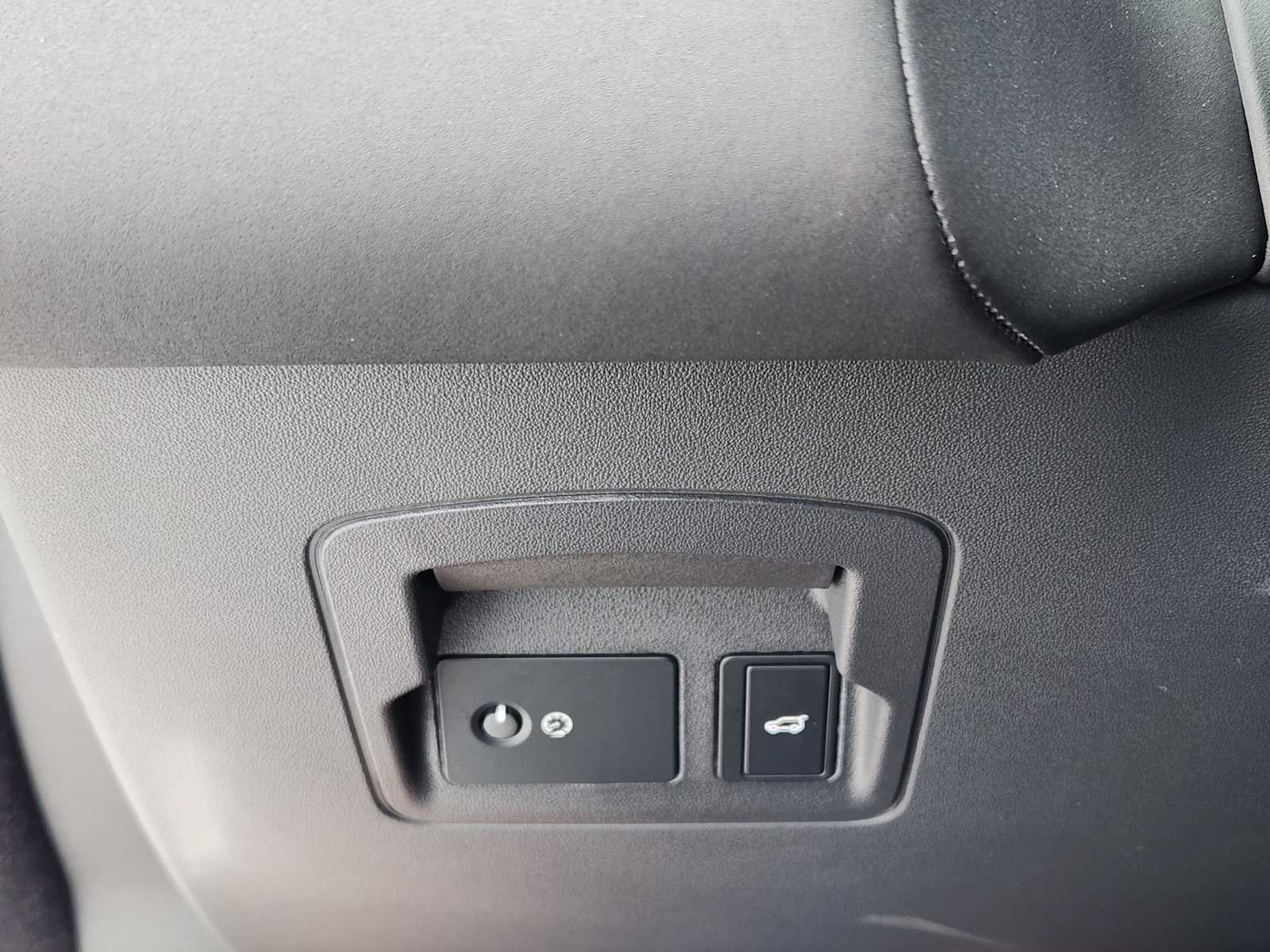 New 2026 Ostuni Pearl White LAND ROVER Belgravia Edition image 21