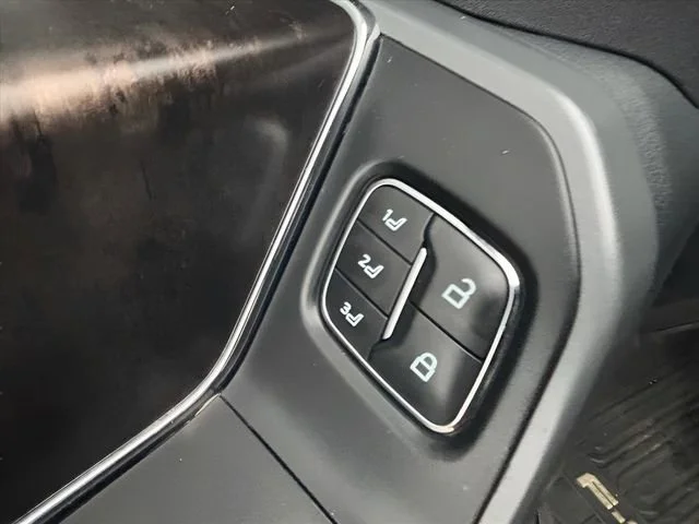 Used 2022  Ford XL image 25