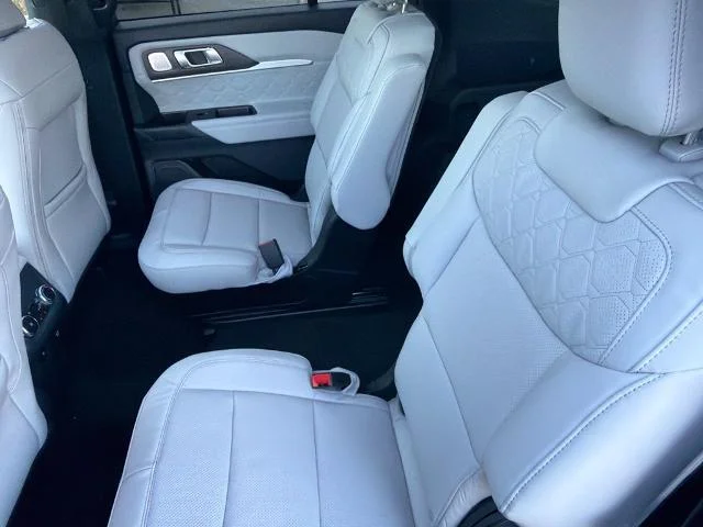 New 2027 Star White Metallic Tri-Coat Ford Platinum™ image 40