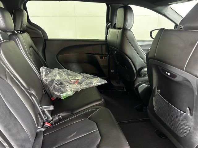 New 2026 Diamond Black Crystal Pearl-Coat Exterior Paint Chrysler Select image 17