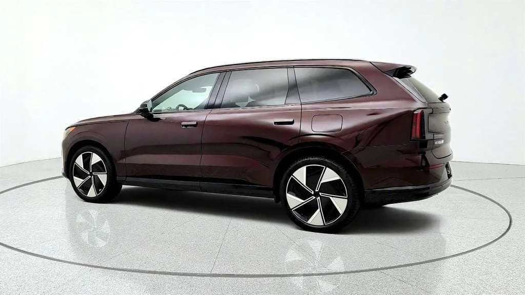 Used 2025 Mulberry Metallic Volvo Twin Motor Performance Ultra 6-Seater w/ Bowers & Wilkins Audio image 7