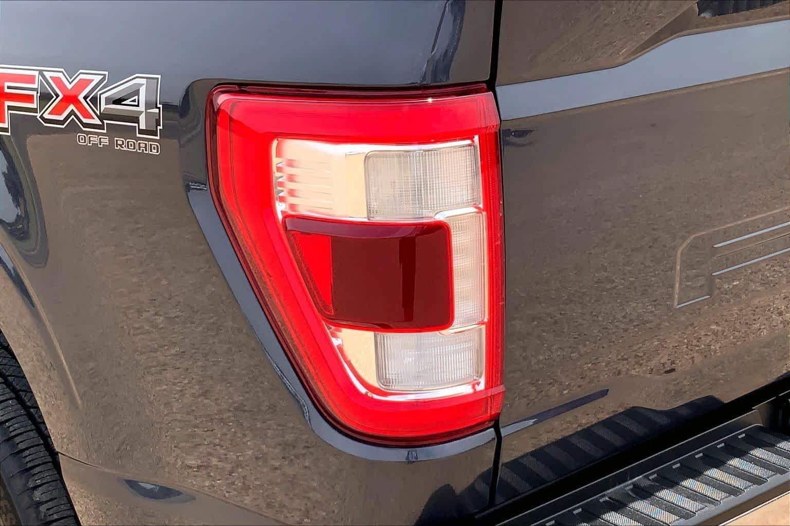 Used 2021 Smoked Quartz Metallic Tinted Clearcoat Ford LARIAT image 29