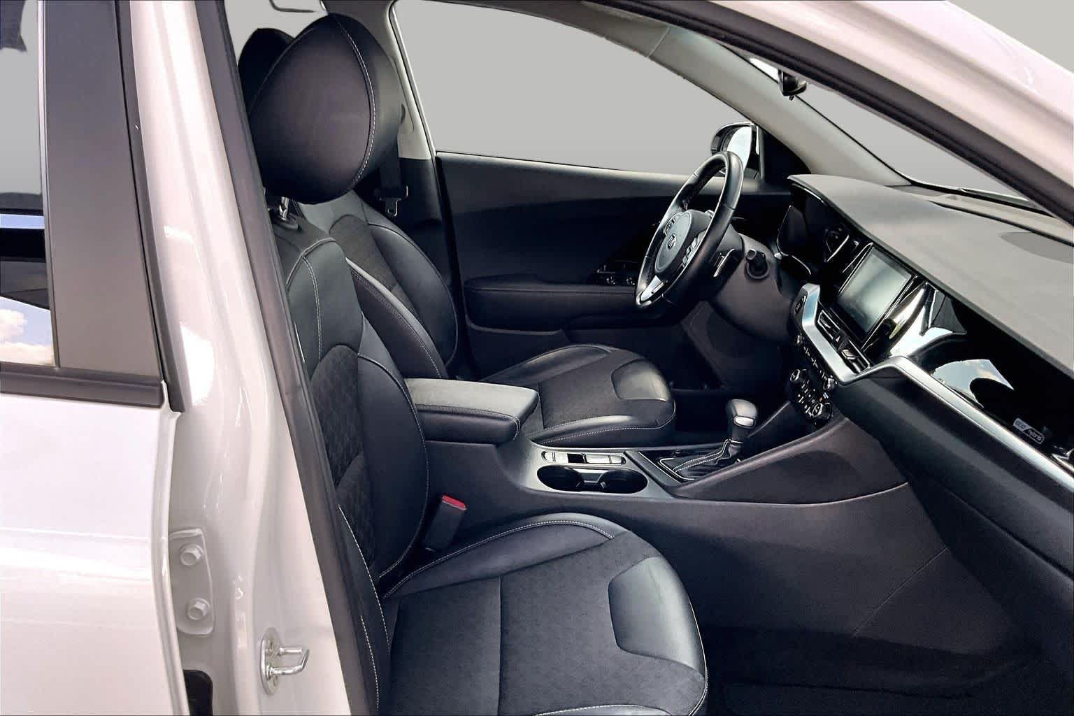 Used 2020 Snow White Pearl Kia Touring image 9