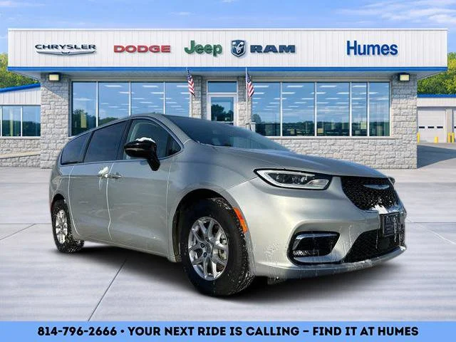 2024 Chrysler Pacifica Touring L's photo