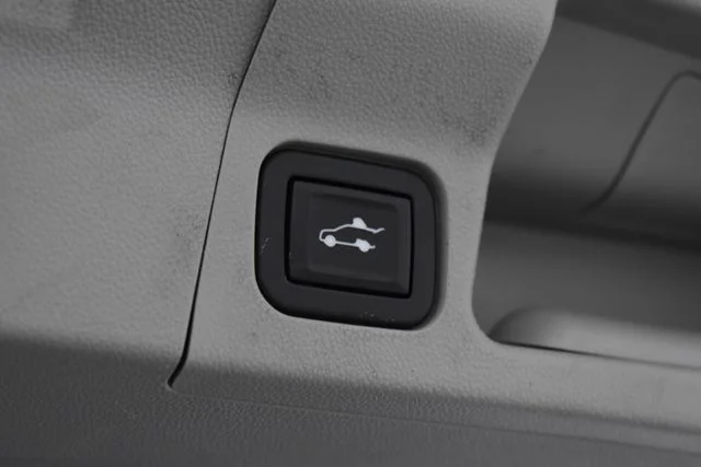 Used 2022 White GMC SLT image 20
