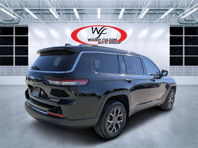 New 2027 Black Jeep Laredo image 3