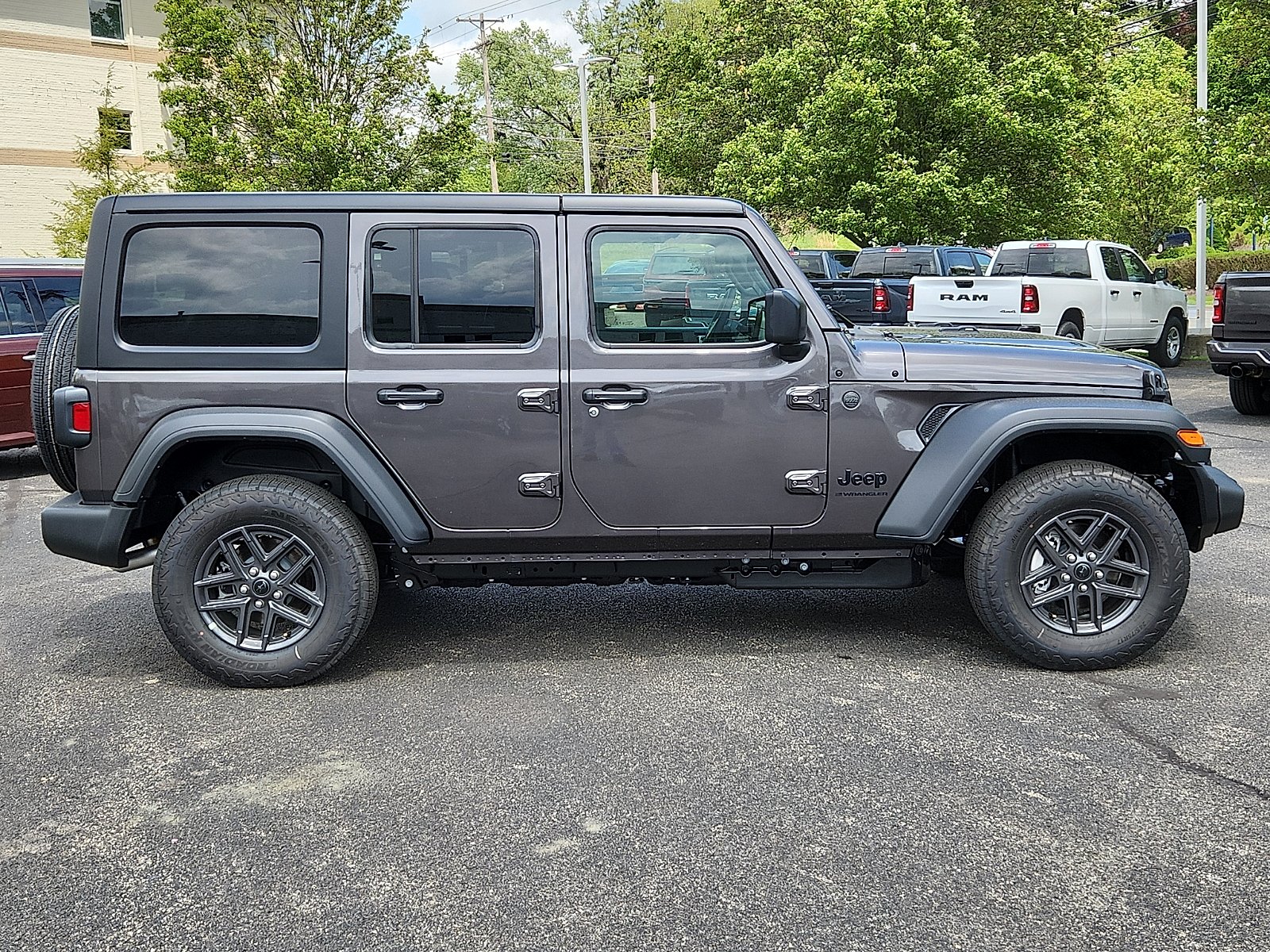 New 2026 Granite Crystal Metallic Clear-Coat Exterior Paint Jeep Sport S image 7