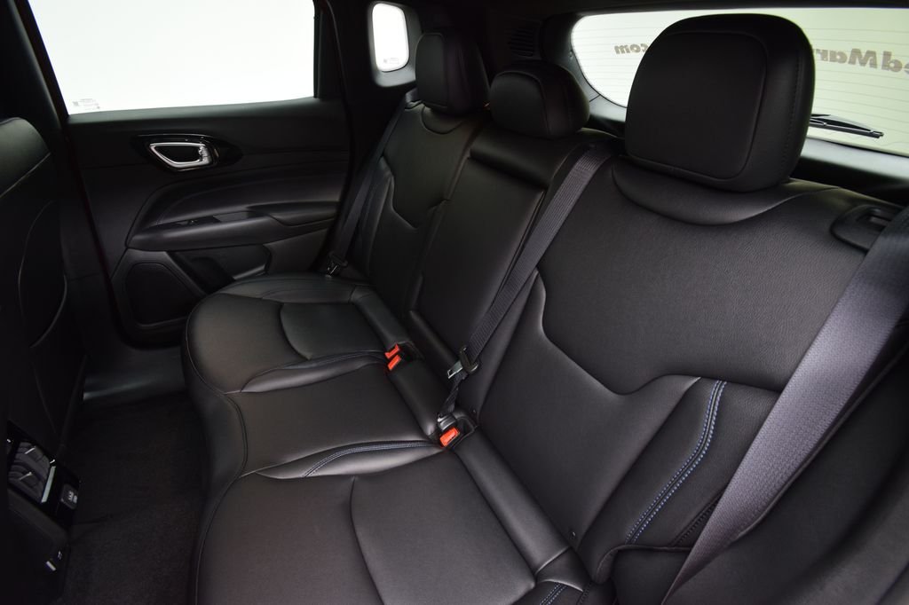 New 2026 Diamond Black Crystal Pearl-Coat Exterior Paint Jeep Limited image 33