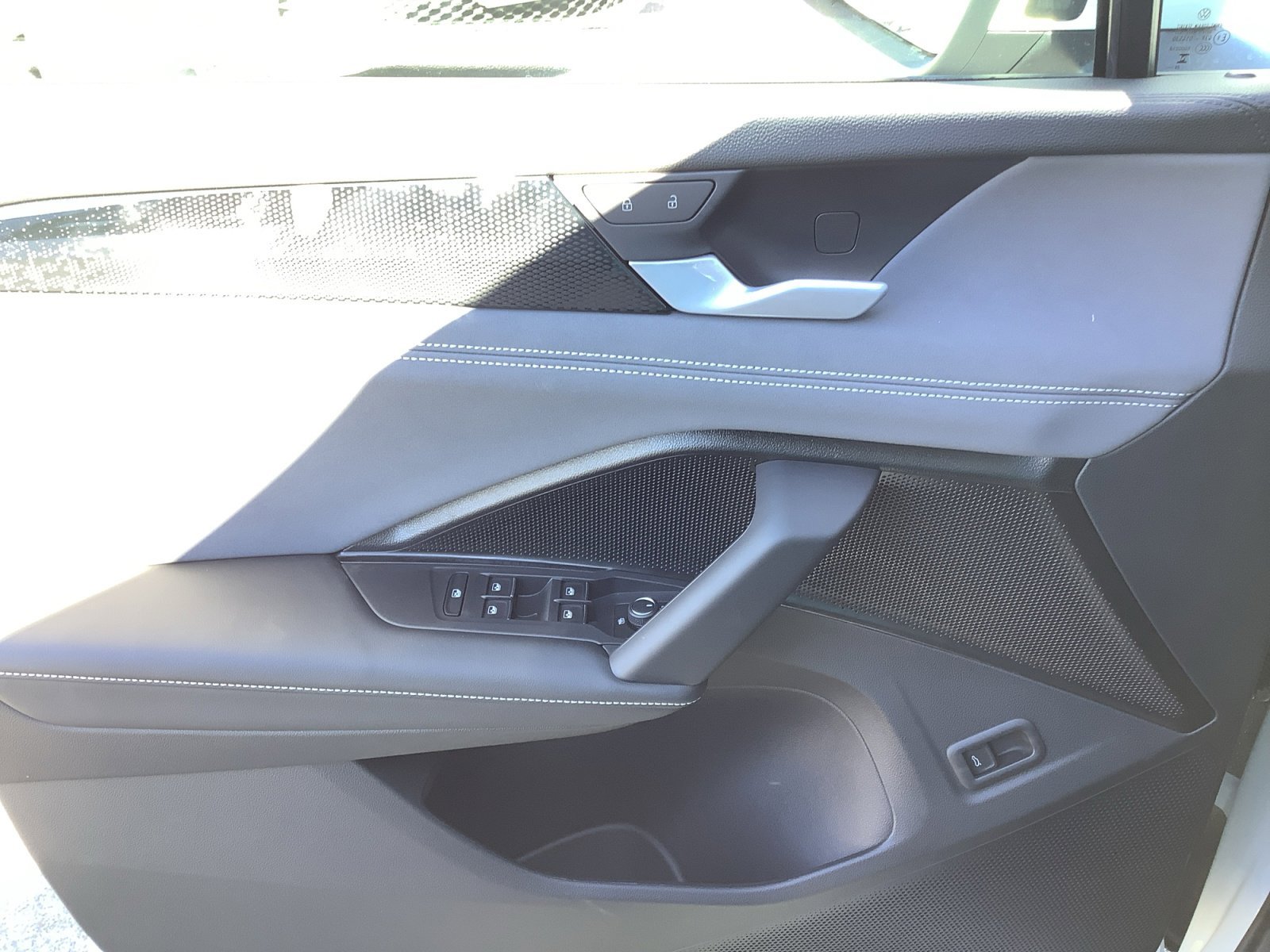 New 2026 PURE WHITE Volkswagen SE image 11