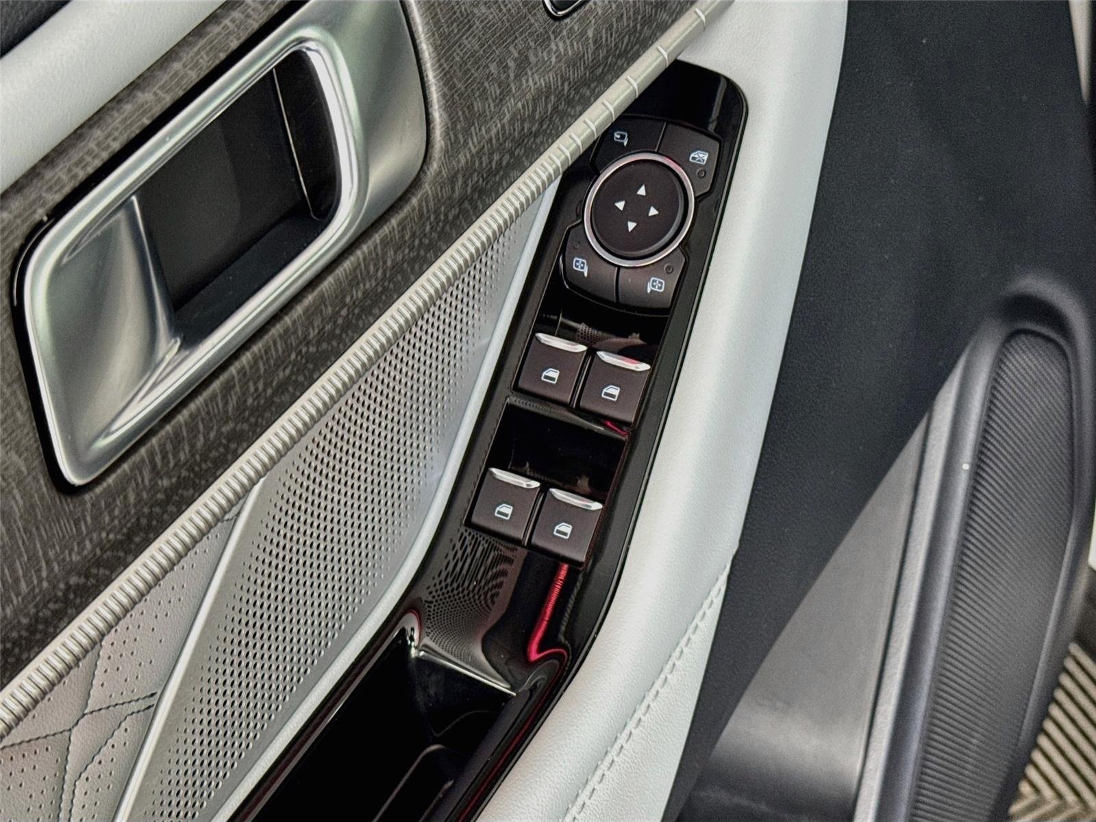 Used 2025 White Metallic Ford Platinum image 20