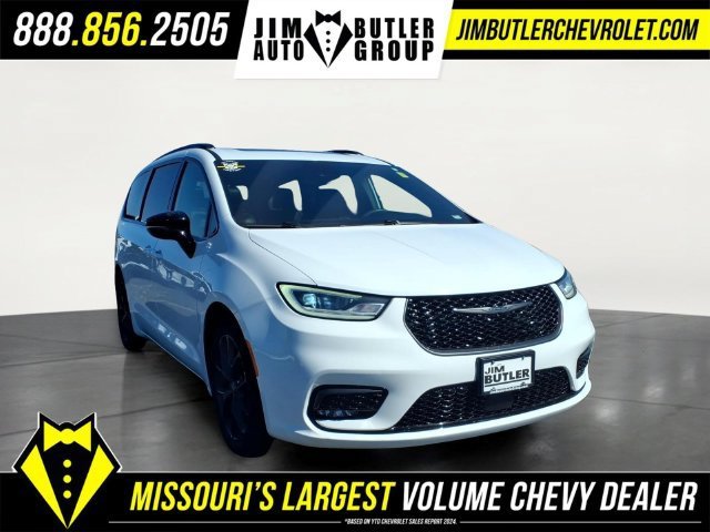 Used 2025  Chrysler Limited image 27