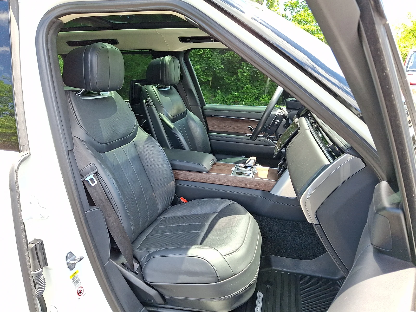 Certified Used 2023 Fuji White - 1AA Land Rover Autobiography image 3