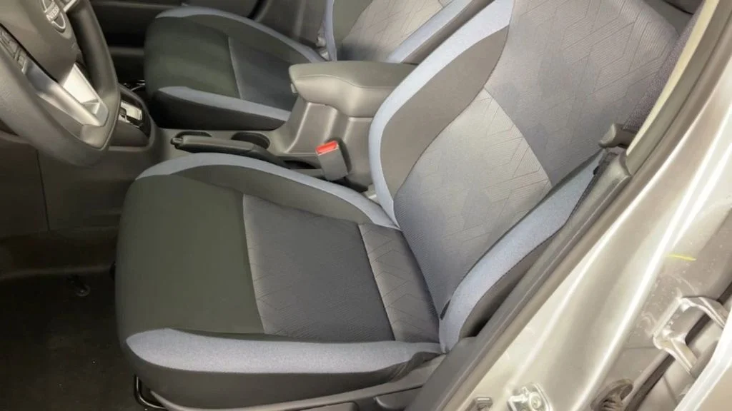 Used 2025 Silver Nissan 1.6 SV image 12