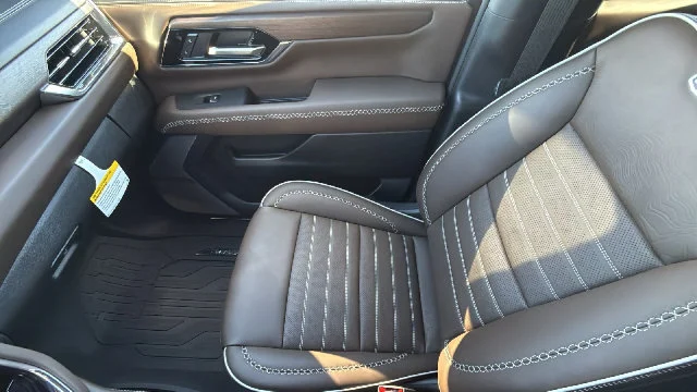 2027 GMC Yukon Denali Ultimate - Photo 12