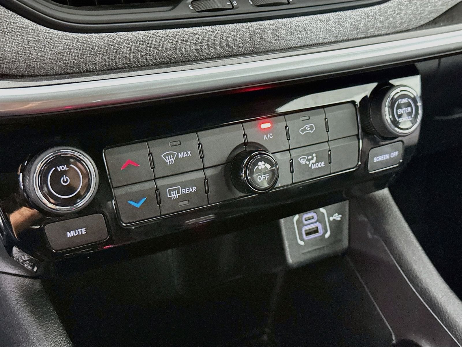 Used 2024 Bright White Clearcoat Jeep Latitude image 16
