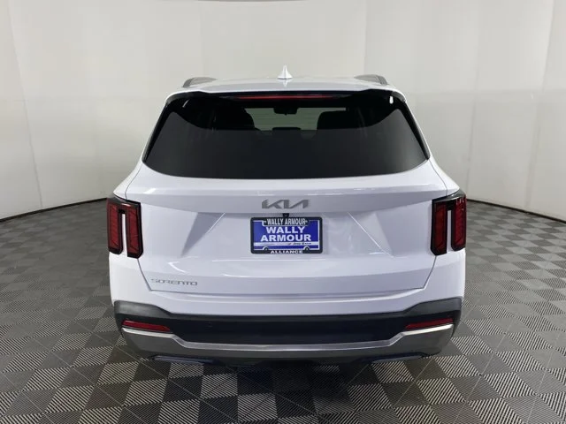 Used 2025 White Kia S image 9