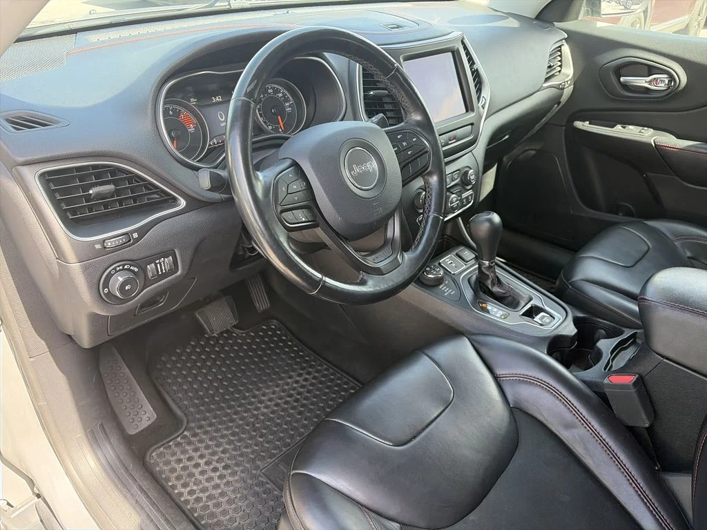 Used 2019 Gray Jeep Trailhawk image 12