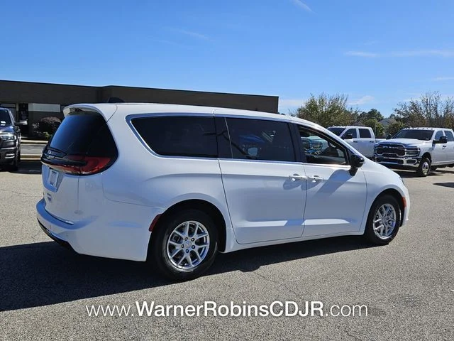 New 2026 Bright White Clear-Coat Exterior Paint Chrysler Select image 15