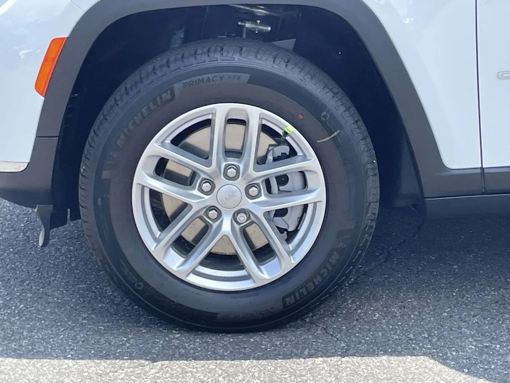 New 2026 Bright White Clear-Coat Exterior Paint Jeep Laredo image 11