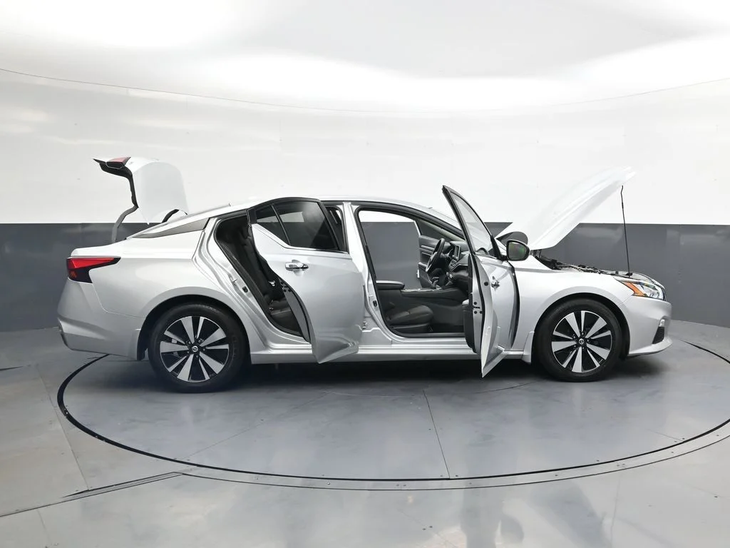 Used 2022 Silver Nissan 2.5 SV image 48